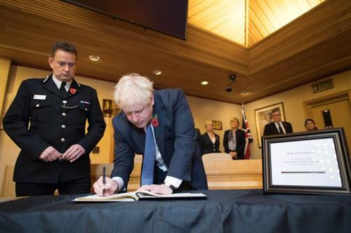 英国首相吊唁39名遇难者。图自互联网