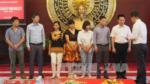 邓明魁向伤残军人和烈士亲属赠送慰问品。(图片来源:越通社) 邓明魁向伤残军人和烈士亲属赠送慰问品。(图片来源:越通社)
