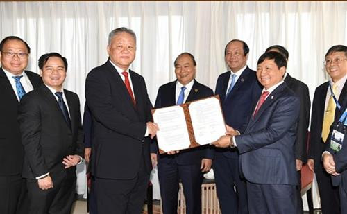 阮春福同一些部级领导代表共同见证日光公司与Licogi 16公司基础设施建设项目合作文件的签署。图自越通社
