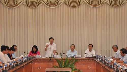 胡志明市人民委员会主席阮成锋要求各行业部门尽力提高公共管理效益指数（图片来源：因特网）
