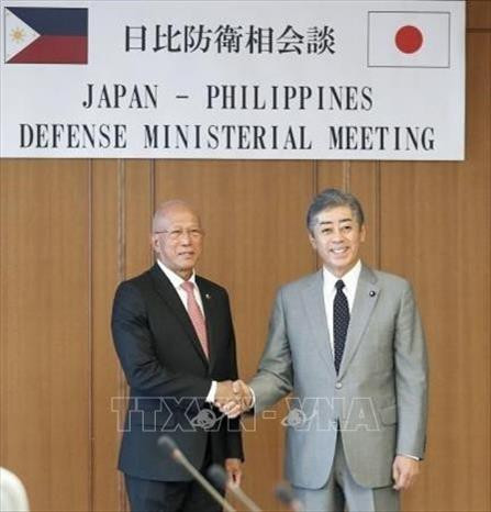 日本防卫大臣与菲律宾国防部长。图自 越通社 日本防卫大臣与菲律宾国防部长。图自 越通社