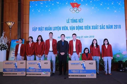 赞助商代表向各运动员颁发奖项。图自互联网