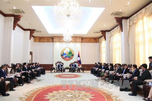 老挝总理通伦·西苏里(右)会见越共中央委员、财政部长丁进勇。(图片来源:越通社) 老挝总理通伦·西苏里(右)会见越共中央委员、财政部长丁进勇。(图片来源:越通社)