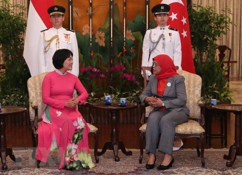 越南驻新加坡特命全权大使曹氏青香（左）与向新加坡总统哈莉玛·雅各布（图片来源：越通社）