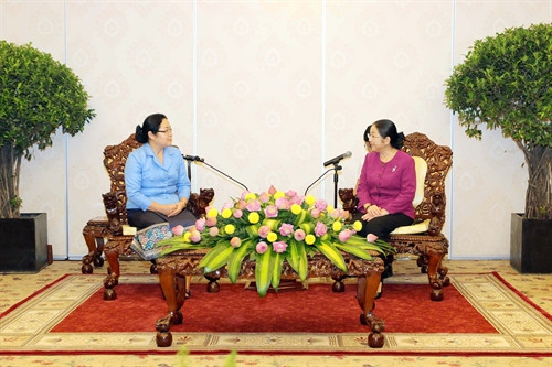 胡志明市市委副书记武氏蓉（右）会见川圹省省委副书记吴帖。（图片来源：越通社）