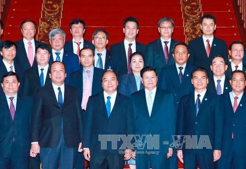 阮春福与老挝总理通伦和双方代表合影。（图片来源：越通社）