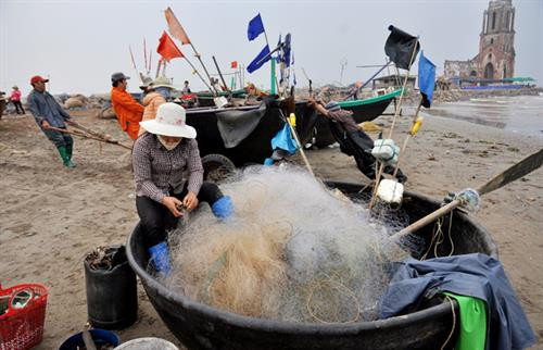 南定省渔民准备出海。（图片来源：越通社）
