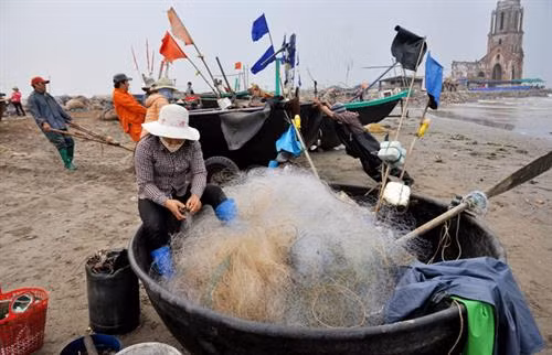 南定省渔民准备出海。（图片来源：越通社）