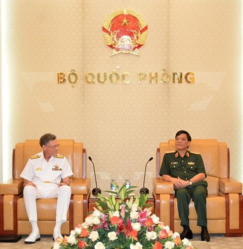 越南人民军副总参谋长吴明进中将（右）会见澳大利亚艾伦·杜·图伊托少将。图自https://www.qdnd.vn