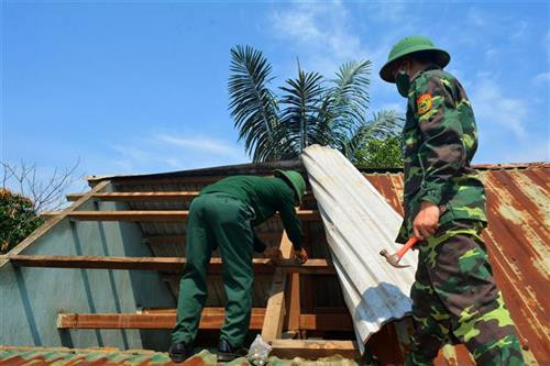 抓紧时间帮助灾民开展灾后恢复重建工作。图自越通社 抓紧时间帮助灾民开展灾后恢复重建工作。图自越通社
