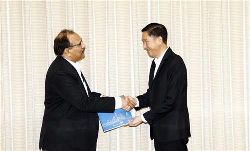 胡志明市人民委员会副主席陈永线会见印度Hindustan Computers Limited集团副总裁兼策略经理Sanjay Gupta。图自越通社