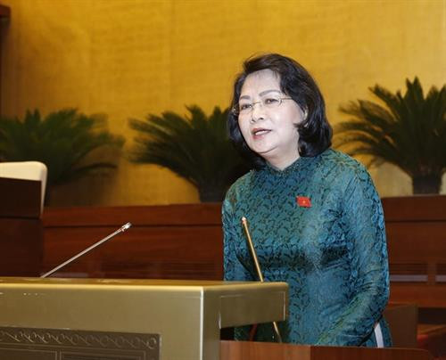 国会代表听取国会副主席邓氏玉盛作关于加入国际劳工组织公约第98号组织权利和集体谈判权利原则的实施公约的呈文。图自越通社