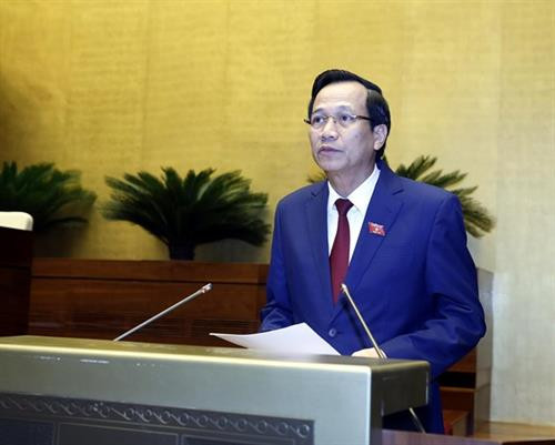 劳动荣军与社会部长陶玉容作国际劳工组织公约第98号组织权利和集体谈判权利原则的实施公约的说明报告。图自越通社