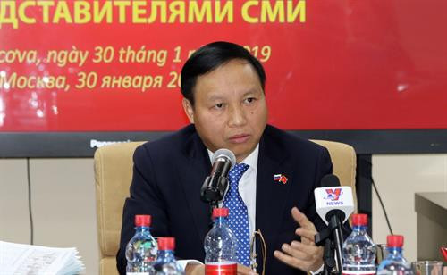 越南驻俄罗斯大使吴德孟于1月30日在同俄罗斯媒体和越南驻俄罗斯媒体机构代表会面时发表讲话。图自越通社