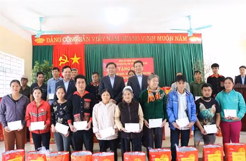 王廷惠副总理向通奈和平清两乡的贫困户赠送春节慰问品。图自越通社