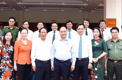 阮春福总理与各位代表合影。图自越通社