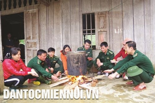 南江口岸边防哨所战士举行各村寨传统菜肴烹饪大赛。记者 杜长 摄 德坡林边防哨所干部和战士与当地居民在春节到来之际一起煮粽子。记者 杜长 摄