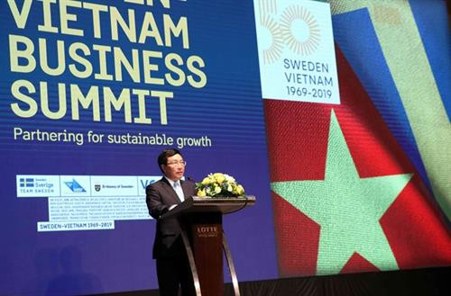 越南政府副总理兼外长范平明在会上发表讲话。图自越通社 越南政府副总理兼外长范平明在会上发表讲话。图自越通社