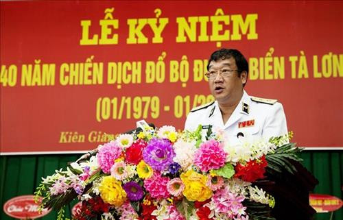 越南人民海军司令范淮南海军少将发表讲话。图自越通社