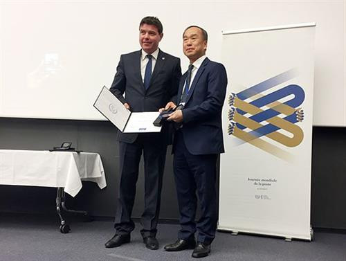 越南驻瑞士大使范海平（右）代表越南学生阮氏白杨上台领奖。图自互联网