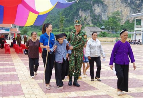 越中军队开展边境联合义诊活动。图自互联网