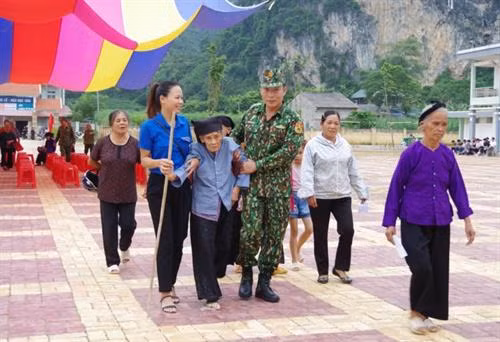 越中军队开展边境联合义诊活动。图自互联网