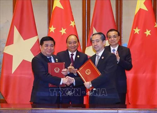 阮春福与李克强见证两国各部门互相交换合作文件。越通社记者 统一 摄 阮春福与李克强见证两国各部门互相交换合作文件。越通社记者 统一 摄