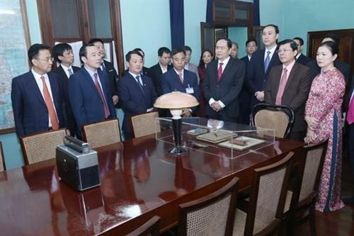 祖国阵线中央委员会主席陈青敏参观设在胡志明主席遗迹区的67号故居上香缅怀胡志明主席。图自http://laodongthudo.vn 祖国阵线中央委员会主席陈青敏参观设在胡志明主席遗迹区的67号故居上香缅怀胡志明主席。图自http://laodongthudo.vn