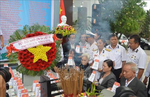 深切缅怀在鬼鹿角礁英勇牺牲的烈士们。图自越通社 深切缅怀在鬼鹿角礁英勇牺牲的烈士们。图自越通社