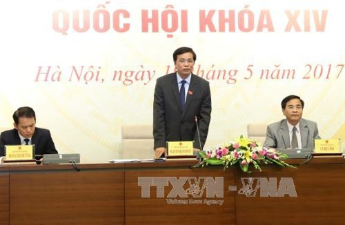 越共中央委员、越南国会秘书长、国会办公厅主任阮幸福（中）。越通社记者尹晋摄