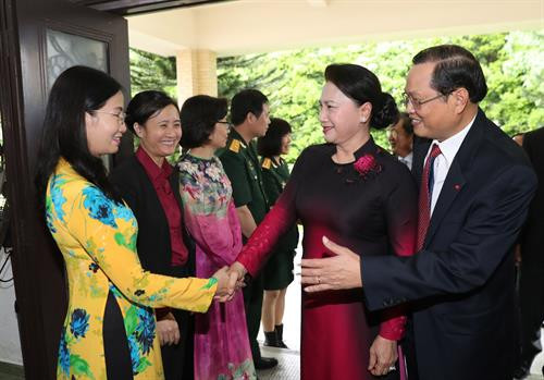 越南国会主席阮氏金银造访驻新加坡大使馆。(图片来源:越通社) 越南国会主席阮氏金银造访驻新加坡大使馆。(图片来源:越通社)