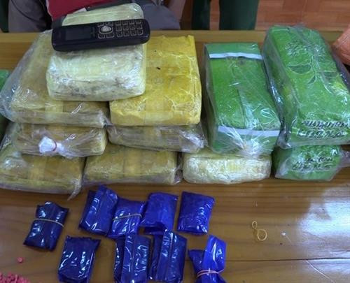 当场没收的赃物包括合成毒品5万多粒、冰毒6公斤和手机一部。图自互联网 当场没收的赃物包括合成毒品5万多粒、冰毒6公斤和手机一部。图自互联网
