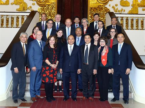 双方代表合影。（图片来源：越通社）