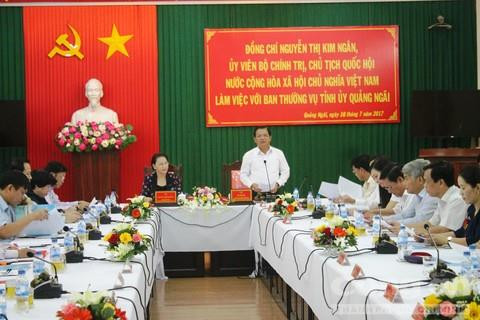 阮氏金银与广义省省委领导举行工作会谈。（图片来源：越通社）