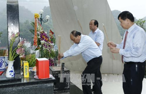 政府总理阮春福前往西进52号团历史遗迹区向英雄烈士们敬香。(图片来源:越通社) 政府总理阮春福前往西进52号团历史遗迹区向英雄烈士们敬香。(图片来源:越通社)