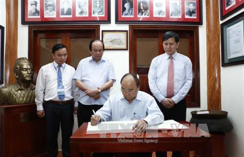 政府总理阮春福前往西进52号团历史遗迹区敬香 ảnh 3 政府总理阮春福前往西进52号团历史遗迹区敬香 ảnh 3
