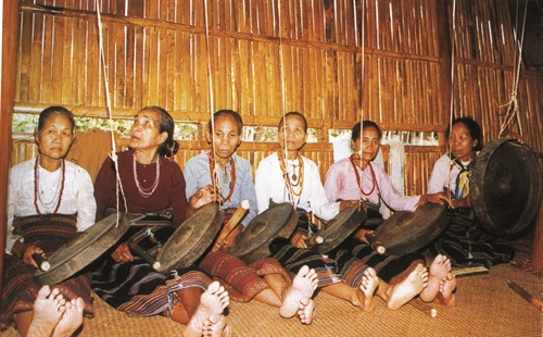 遮罗人房子内的家具较为简单,锣钲和大瓷瓶。 遮罗人房子内的家具较为简单,锣钲和大瓷瓶。