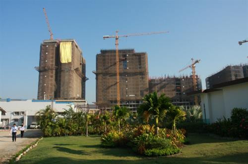 资料图:越南和平建设与房地产股份公司2015年3月初举行设在缅甸仰光市的GEMS公寓建设项目平顶仪式。(图片来源:越通社) 资料图:越南和平建设与房地产股份公司2015年3月初举行设在缅甸仰光市的GEMS公寓建设项目平顶仪式。(图片来源:越通社)