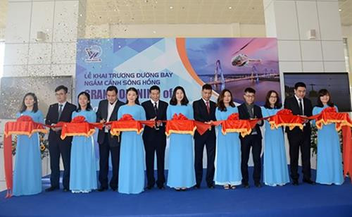 观赏红河美景航班（Song Hong HeliTour）的开通仪式。图自互联网