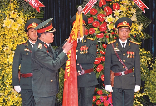 越南国防部领导代表向大叻陆军学院授予三级军功勋章。 越南国防部领导代表向大叻陆军学院授予三级军功勋章。