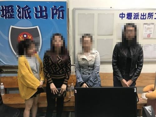四名越南游客前往台湾派出所自首。（图片来源：CNA）