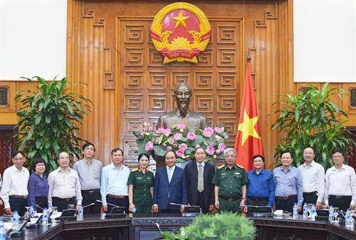 政府总理阮春福会见越南橙剂受害者协会代表 ảnh 2