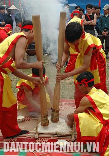 比赛吸引格包粽子和打糍粑艺人参加。记者 阮越 摄 比赛吸引格包粽子和打糍粑艺人参加。记者 阮越 摄