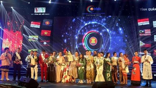 2019年第二届东盟加三（ASEAN 3）歌唱大赛总决赛7月28日晚在广宁省下龙市举行。图自越通社