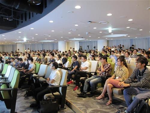 近400名热爱技术创新的学生前来出席。图自越通社 近400名热爱技术创新的学生前来出席。图自越通社