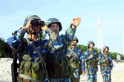 长沙岛上的战士们不断提高警惕，努力捍卫祖国海洋岛屿主权。图自越通社