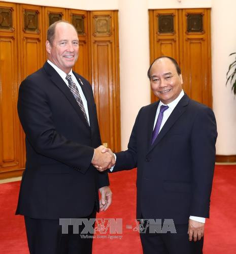 越南政府总理阮春福与美国众议院外交事务委员会亚太小组委员会主席泰德·约霍（图片来源：越通社）