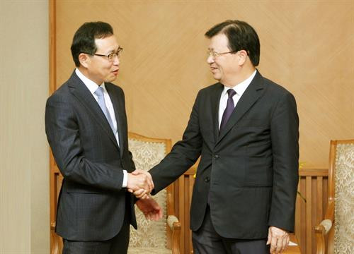 越南政府副总理郑廷勇2月26日在政府总部会见了新任韩国三星集团(越南)总裁崔周湖。图自越通社 越南政府副总理郑廷勇2月26日在政府总部会见了新任韩国三星集团(越南)总裁崔周湖。图自越通社