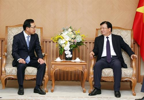 越南政府副总理郑廷勇2月26日在政府总部会见了新任韩国三星集团(越南)总裁崔周湖。图自越通社 越南政府副总理郑廷勇2月26日在政府总部会见了新任韩国三星集团(越南)总裁崔周湖。图自越通社