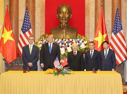 阮富仲与美国总统特朗普及各位代表在合作文件签字之后合影。图自越通社